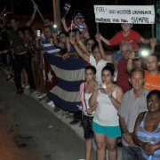 Los cienfuegueros acompañaron a la caravana en su recorrido nocturno. Fuente: Francy Espinosa GonzálezFuente:Teniente coronel (R) Francy Espinosa González