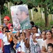 Ver pasar de cerca las cenizas del Comandante fue un momento esperado durante varias horas. Fuente: Teniente coronel (R) Francy Espinosa González