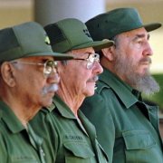 Como en la Sierra Maestra, el Comandante en Jefe, el General de Ejército Raúl Castro Ruz y el comandante de la Revolución Juan Almeida Bosque, compartieron momentos importantes de la Revolución. Foto: Archivo de la Casa Editorial Verde Olivo